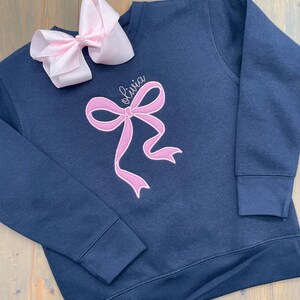 Girls Bow Sweatshirt, Embroidered Bow, Kids Crewneck, Girls Name Shirt, Monogram Youth Sweater, Personalized Shirt, Applique Pink Bow immagine 2
