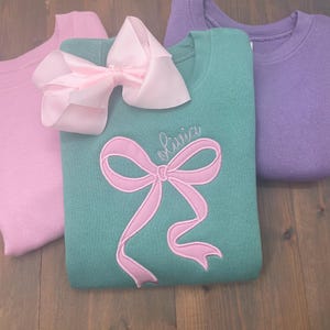 Girls Bow Sweatshirt, Embroidered Bow, Kids Crewneck, Girls Name Shirt, Monogram Youth Sweater, Personalized Shirt, Applique Pink Bow immagine 5