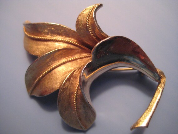 Buy Vintage Coro Pegasus Lily Brooch Online in India - Etsy