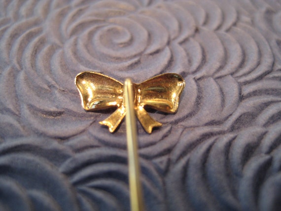 Tiny Gold Tone Bow Stick Pin - image 4