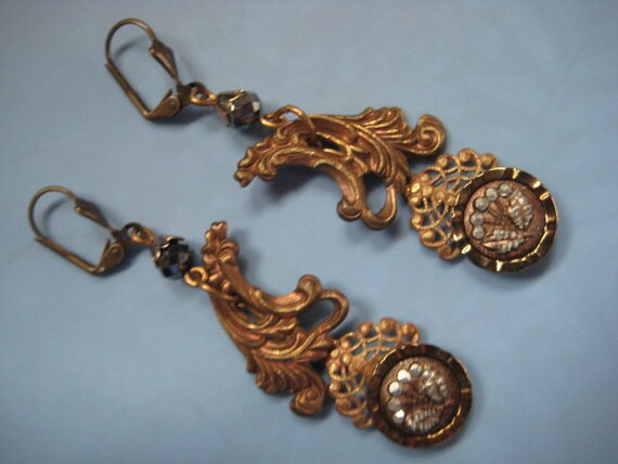 Repurposed Antique Button Earrings - image 10