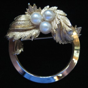Vintage Sarah Coventry &quot;Endearing&quot; Wreath Brooch