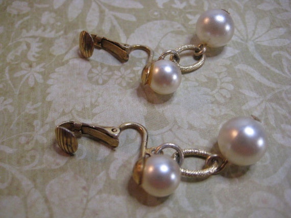 Vintage Faux Pearl Dangle Earrings - image 9