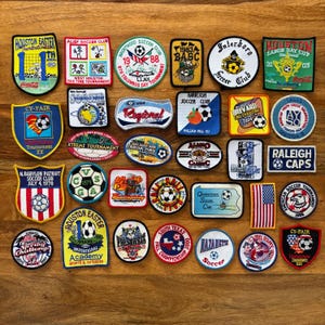 Un lot/lot de 30 écussons de football vintage