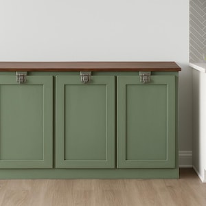 Hermoso gabinete con tres botes de basura abatibles estilo casa de campo