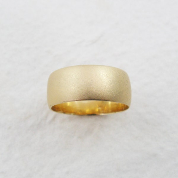 18k gold Classic rounded 8 mm wedding band. Wide wedding ring. Rounded wedding ring. Gold wedding ring.