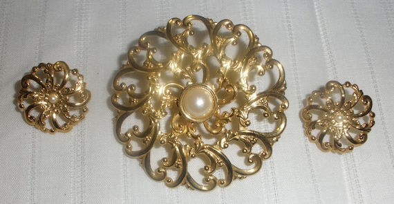 Vintage Avon Flower Brooch - image 1