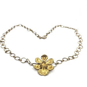 本物の蘭の花を 22 カラットの金で覆い、それにマッチするチェーンが付いたヴィンテージ ブローチ ペンダント、2 in 1 + チェーン。