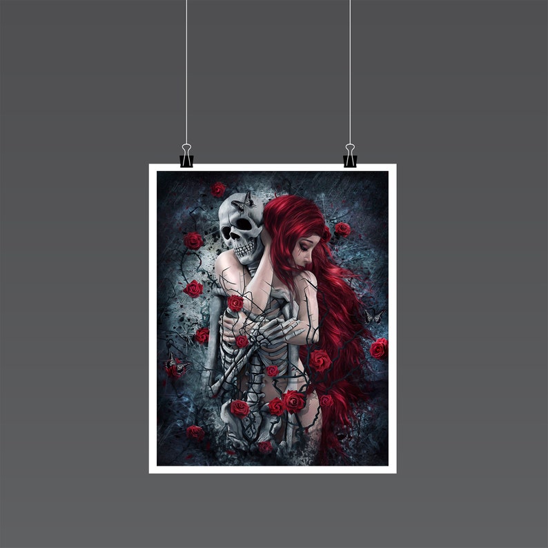 Op de afbeelding: Een vrouw met lang rood haar wordt omarmd door een skelet. Ze worden omringd door rode rozen en doornige wijnstokken. De afbeelding heeft een donkere en gotische esthetiek.