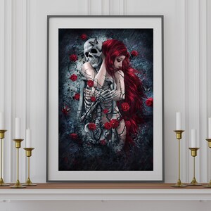 Op de afbeelding: Een ingelijst gotische kunstprint met een vrouw met lang rood haar die een skelet omarmt. De achtergrond is donker en heeft rode rozen en wijnstokken.