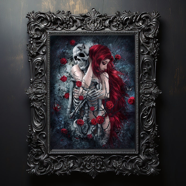 Op de afbeelding: Een ingelijst gotisch kunstwerk met een vrouw met lang rood haar die een skelet omarmt. De achtergrond is donkerblauw met rode rozen en wijnstokken.