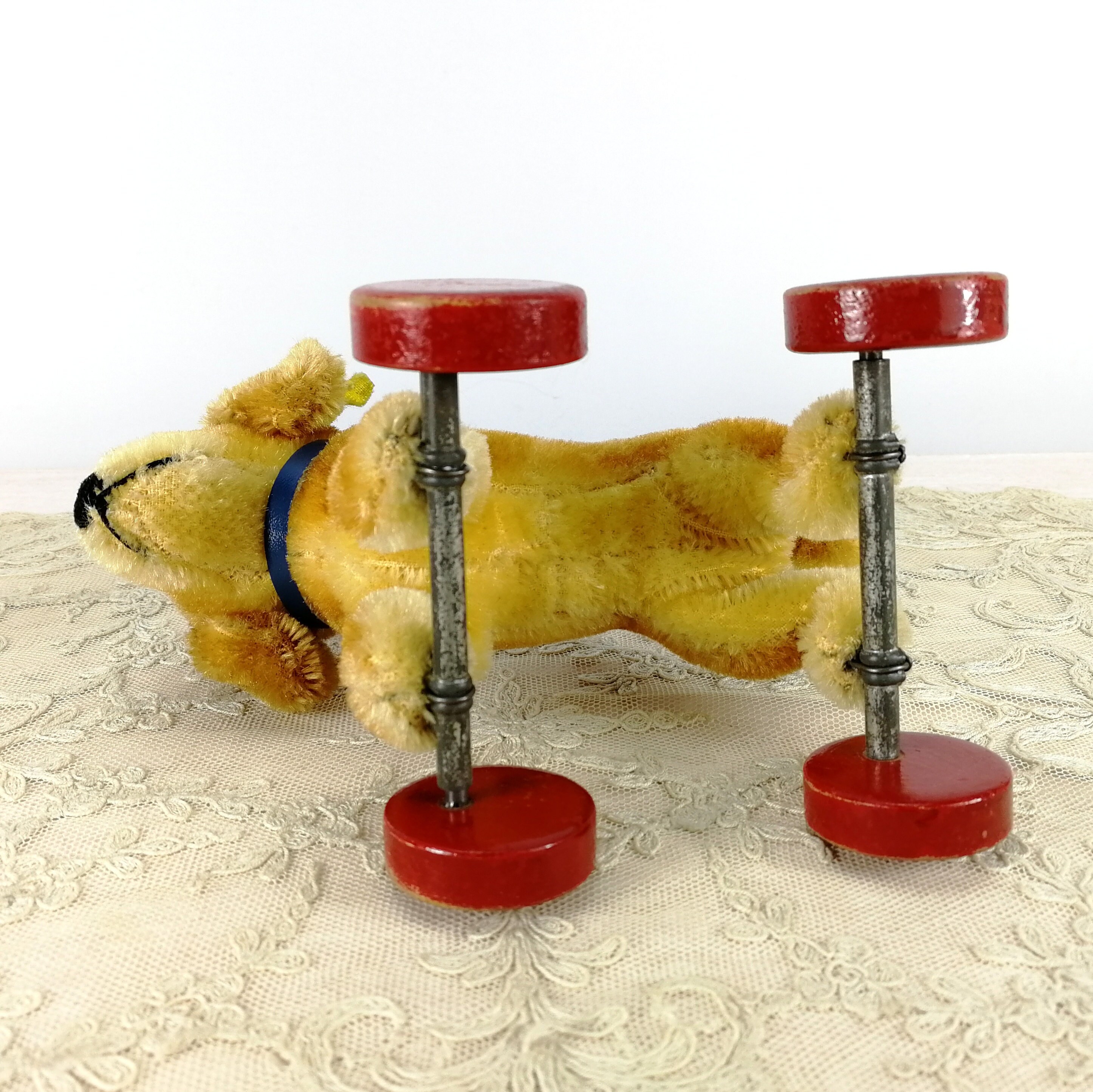 ANCIEN JOUET A TIRER,roulettes,peluche chien caniche,steiff
