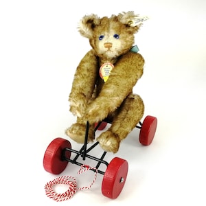 Réplica de oso de peluche Steiff conduciendo un carro. Récord de Petsy 1928. Edición limitada sin usar. Producida en 1996.