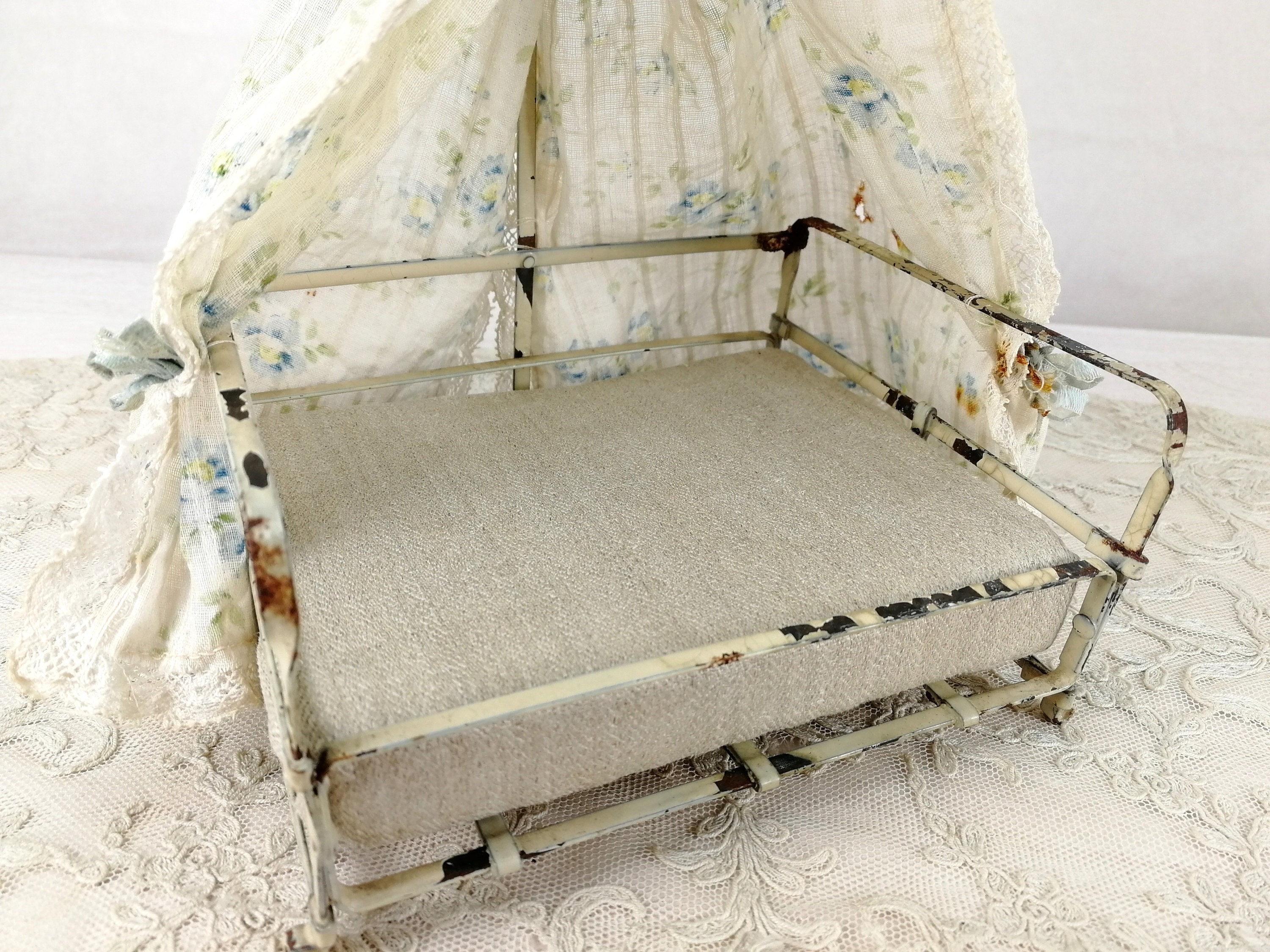 Metal top doll crib