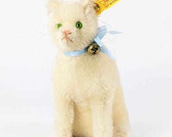 Gato Steiff blanco sentado con identificación, 15 cm de altura, año 2006.