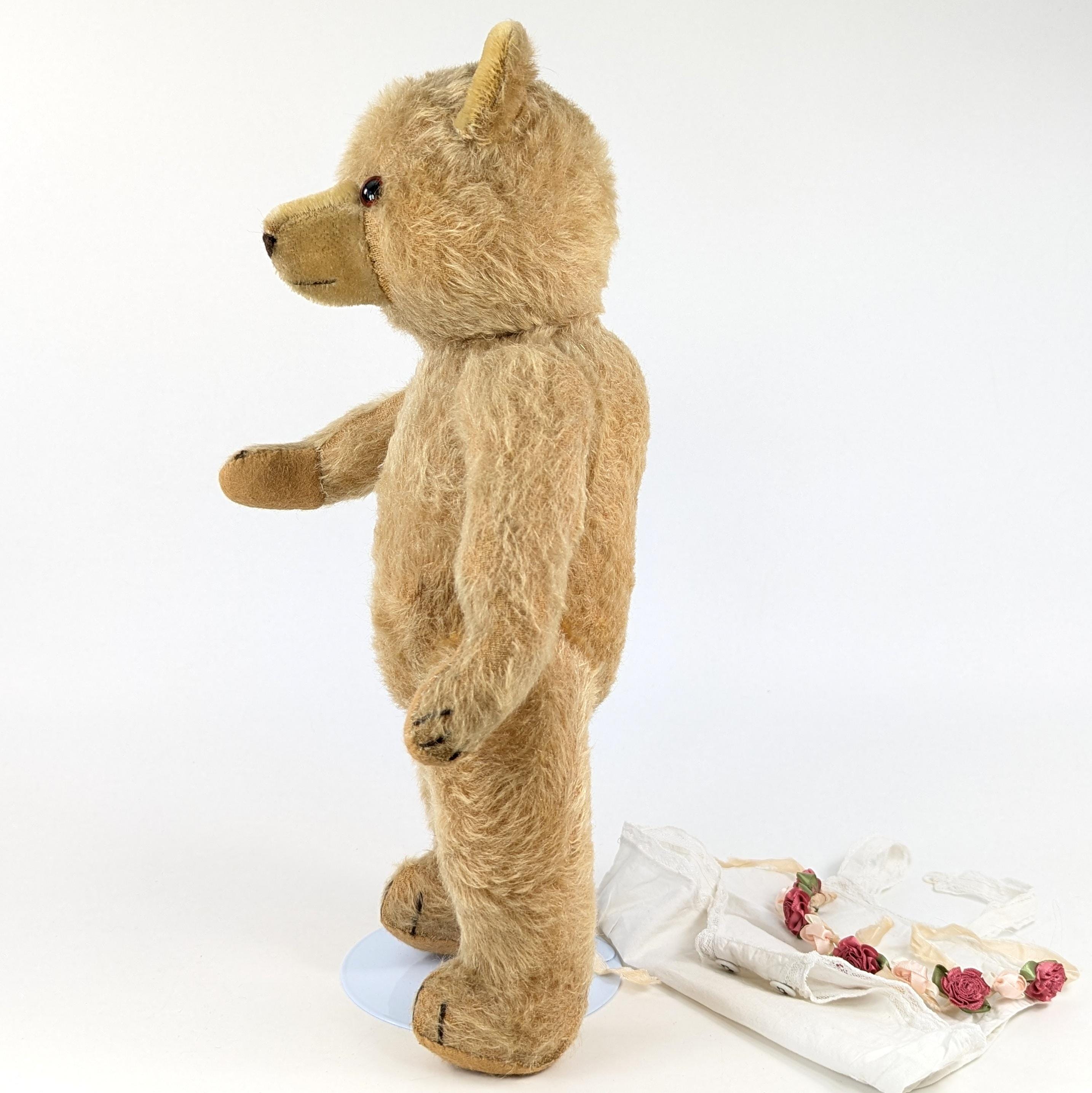 1950年代のドイツ、ヘルマン・テディ社製のヴィンテージベア。高さ14