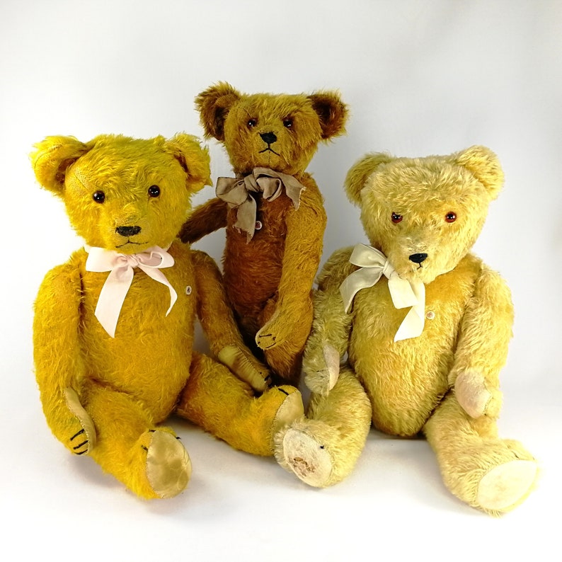 This shows 3 old Petz teddy bears of different colours and sizes. The one on the left is shown and described in this listing.