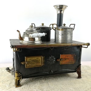 Maerklin doll stove 1900 to 1910 produced with original dishes 10 by 7 inches