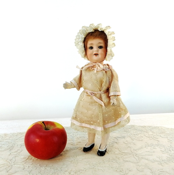 * antique doll ❀ 頭巾姿にもドキドキ... ミニョネットちゃん Antique Armand Marseille Doll Small 9 Plus Inches Tall Mignonette