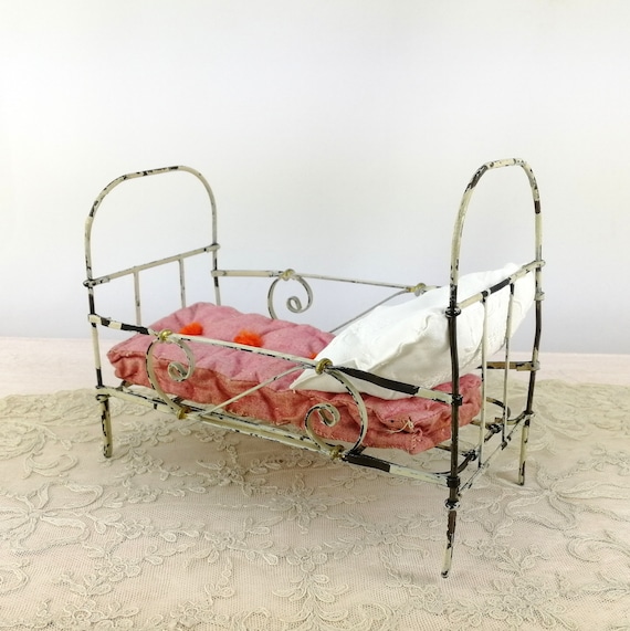 Mobilier de maison de poupée en métal, lit Double avec matelas, style rétro  européen, accessoires - AliExpress