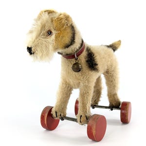 Foxterrier Steiff avec carte d'identité sur roues en bois excentriques de 7 pouces de 1953 à 1961 produit