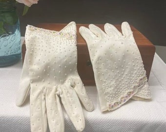 Vintage ladies white gloves with see pearls. Wedding, formal, prom, reenactments. 1940s