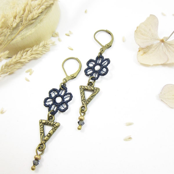 Earrings "Pâquerette" brass, navy blue vintage lace, navy blue cristal beads and gold glass beads