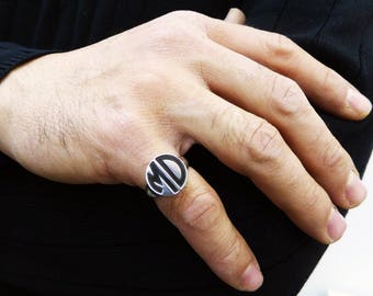 Mannen monogramring. Universiteitsring. Initialen klinken. Zilveren monogramring. Mannen initiële band. Eerste ring voor heren. Gegraveerde zilveren ring. Cirkelring