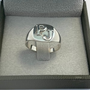 Monogram ring. mannen eerste ring. Zilveren monogramring. gepersonaliseerde ring. Guti initiële ring. Ring met 2 initialen. Gegraveerde ring. zegelring