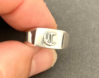 Monogram ring .wome initial ring. Silver monogram ring. personalized ring .Guti initial ring. old English ring .Engraved ring. Signet ring