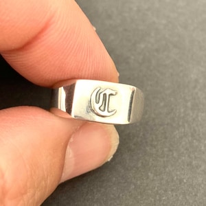 Monogramm-Ring. Wome-Anfangsring. Silberner Monogrammring. personalisierter Ring. Guti-Anfangsring. alter englischer Ring. Ring mit Gravur. Siegelring