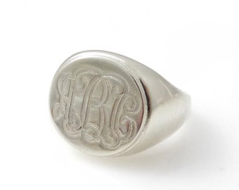 Mannen monogramring. Universiteitsring. Initialen klinken. Zilveren monogramring. Mannen initiële band. Eerste ring voor heren. Gegraveerde zilveren ring. Cirkelring