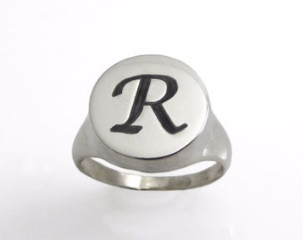 Mannen monogramring. Universiteitsring. Initialen klinken. Zilveren monogramring. Mannen initiële band. Eerste ring voor heren. Gegraveerde zilveren ring. Cirkelring