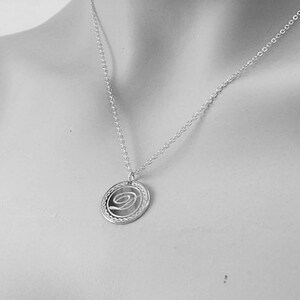 Collar inicial de oro. Collar personalizado. Collar de letras. Collar inicial romántico. Collar con inicial de corazón. Joyas con monograma. Regalos imagen 3