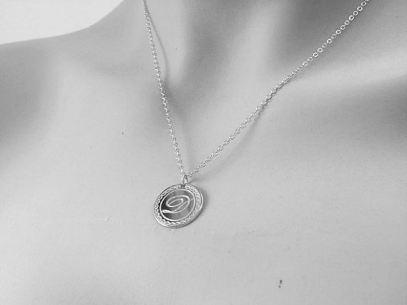 Collar inicial de oro. Collar personalizado. Collar de letras. Collar inicial romántico. Collar con inicial de corazón. Joyas con monograma. Regalos imagen 3