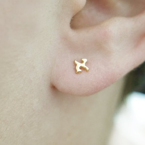 Pendientes con inicial hebrea. Pendientes de letras. Aretes de oro. Pendientes personalizados. Pendientes de poste. aretes. Pendientes iniciales en oro. Regalos