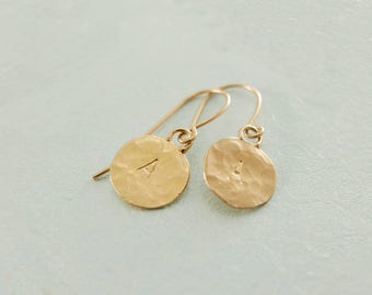 1 initial earrings. gold monogram earrings. gold earrings. Personalized earrings. Monogram jewelry. Personalize jewelry