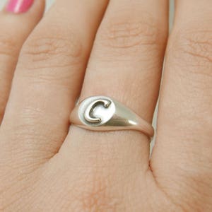 Pinkring. Monogramring. Uniseks-ring. Monogramring. Eerste ring. Zegelring. Gepersonaliseerde ring. Gepersonaliseerde cadeau. monogramring. afbeelding 2