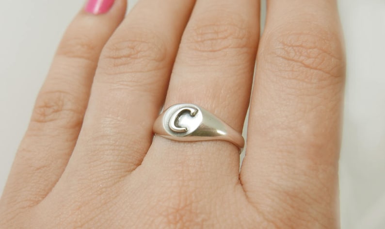 Pinkring. Monogramring. Uniseks-ring. Monogramring. Eerste ring. Zegelring. Gepersonaliseerde ring. Gepersonaliseerde cadeau. monogramring. afbeelding 2