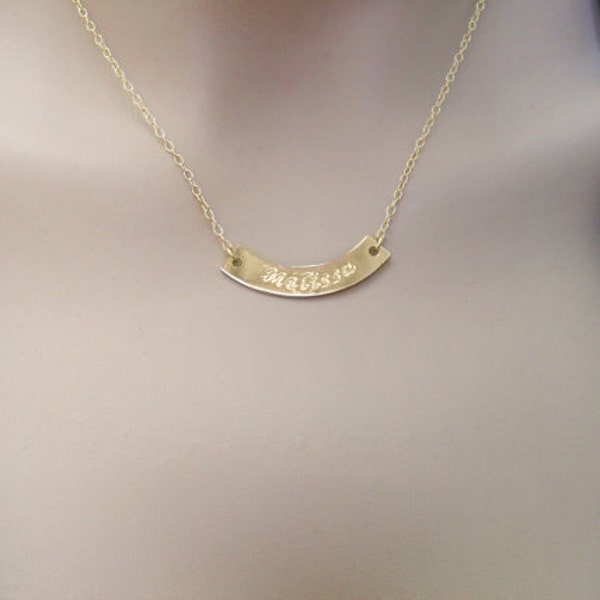 Gouden naamketting. Gepersonaliseerde gouden naamplaatketting. Curve naamketting. Gouden naamplaatje. Naam ketting. Gouden staaf ketting. Cadeau idee
