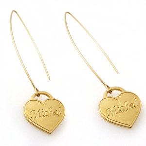 Orecchini con nome. Orecchini monogramma. Orecchini d&#39;oro. Orecchino personalizzato. Orecchino dell&#39;alfabeto. Orecchino a goccia. Nome orecchino a cuore. Cuore.