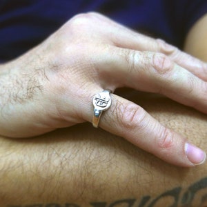 Pinky Monogramm Ring. Anfangsring. Silber Monogramm Ring. personalisierter Ring.Guti ersten Ring. alten englischen Ring. Siegelring