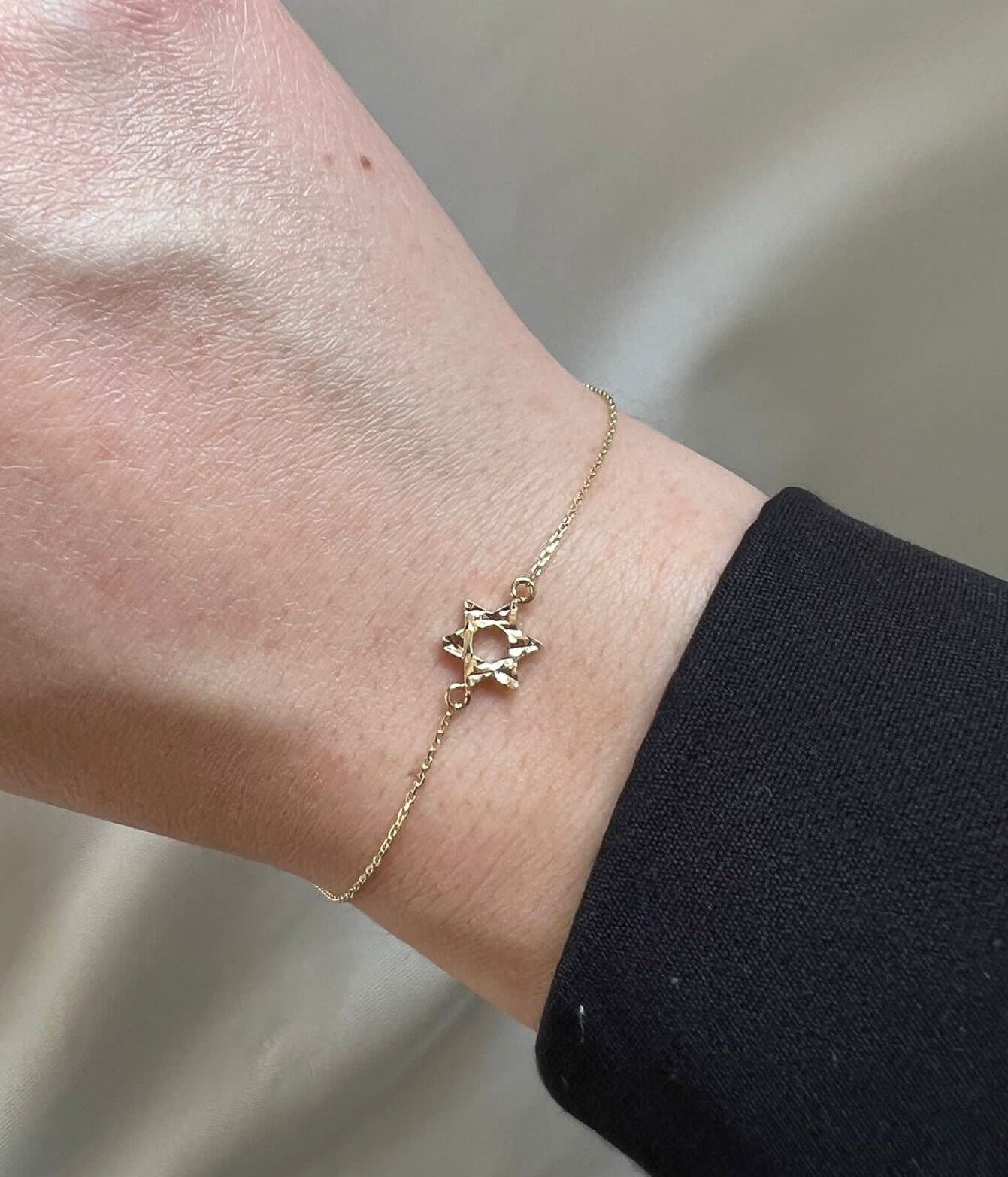 小さな 14k 純金のダビデの星のブレスレット。ユダヤ教のジュエリー。ダビデの星のブレスレット、マゲン ダビデのネックレス。カバラのブレスレット。ユダヤ教のブレスレット