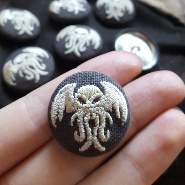 Bouton Cthulhu 29mm brodé Lovecraft gothique steampunk poulpe occulte