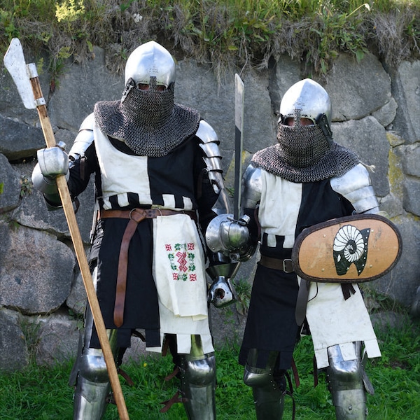 Tabards médiévaux pour les combattants de buhurt - sport de combat d’armure