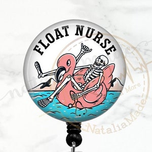 Peut inclure: Un porte-badge rond blanc avec un porte-badge en plastique transparent. Le porte-badge présente une illustration colorée d'un squelette chevauchant un flamant rose flottant dans l'eau bleue. Le texte "FLOAT NURSE" est imprimé en noir sur le porte-badge.