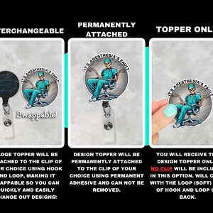 Op de afbeelding: Drie badge-rol opties: uitwisselbaar, permanent bevestigd en alleen de topper. Elke optie heeft een rond badge met een skelet dat een blauwe chirurgische scrub draagt en de tekst "Het is de schuld van de anesthesie".