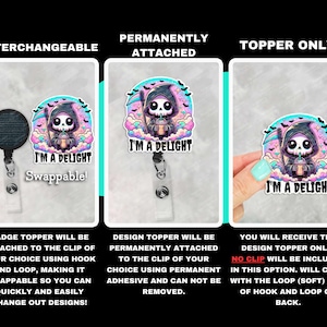 Puede incluir: Tres im&aacute;genes que muestran diferentes formas de usar un portagafete con un lindo dise&ntilde;o de la Parca de dibujos animados. La primera imagen muestra el portagafete con un clip y un lazo, la segunda imagen muestra el portagafete con adhesivo permanente, y la tercera imagen muestra el portagafete solo con el adorno del dise&ntilde;o. El dise&ntilde;o presenta una Parca de dibujos animados sosteniendo una bebida con el texto "I'm a Delight" sobre un fondo rosa y morado.
