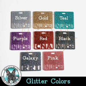 Pode incluir: Uma variedade de cores de glitter para artesanato, incluindo prata, ouro, azul-petr&oacute;leo, roxo, vermelho, preto, gal&aacute;xia e rosa. O glitter &eacute; mostrado em pe&ccedil;as quadradas com as palavras "NURSE", "CNA" e "CRD" recortadas.