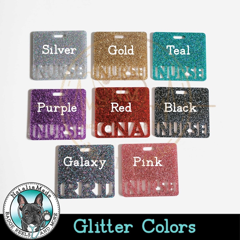 Pode incluir: Uma variedade de cores de glitter para artesanato, incluindo prata, ouro, azul-petr&oacute;leo, roxo, vermelho, preto, gal&aacute;xia e rosa. O glitter &eacute; mostrado em pe&ccedil;as quadradas com as palavras "NURSE", "CNA" e "CRD" recortadas.